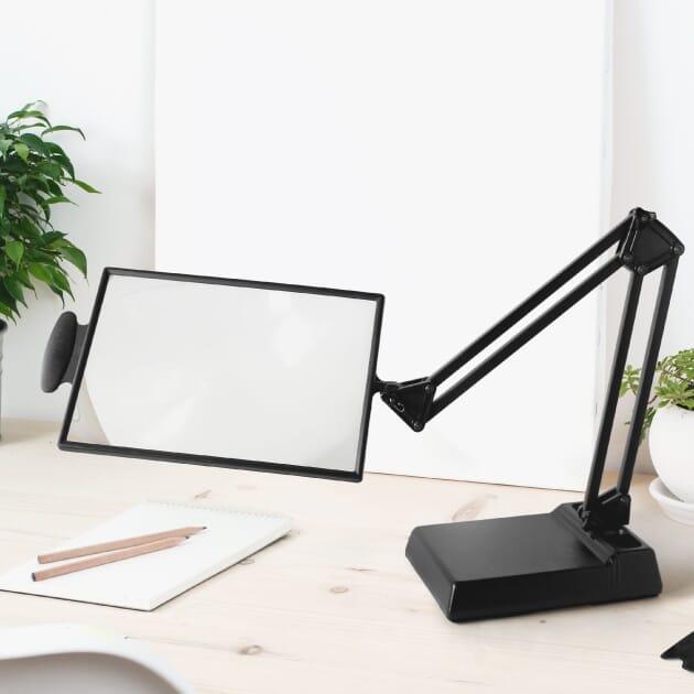 hands free table magnifier lifestyle