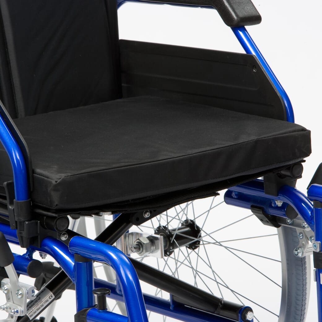 https://images.essentialaids.com/essentialaids/productImages/m/e/memory-foam-wheelchair-cushion-vinyl.jpg?w=1040&h=1040