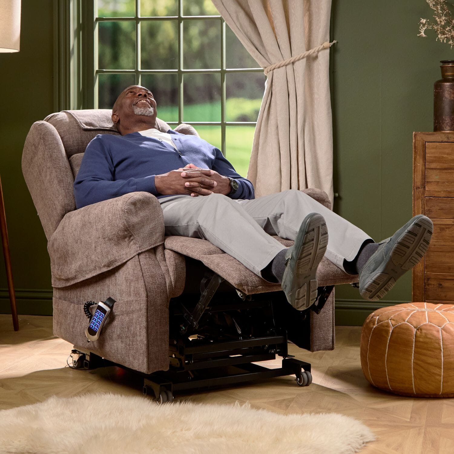 monterey royale rise recline chair lifestyle 2