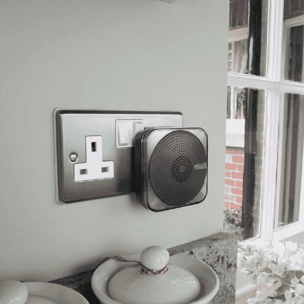 plug in door bell with kinetic push black wall