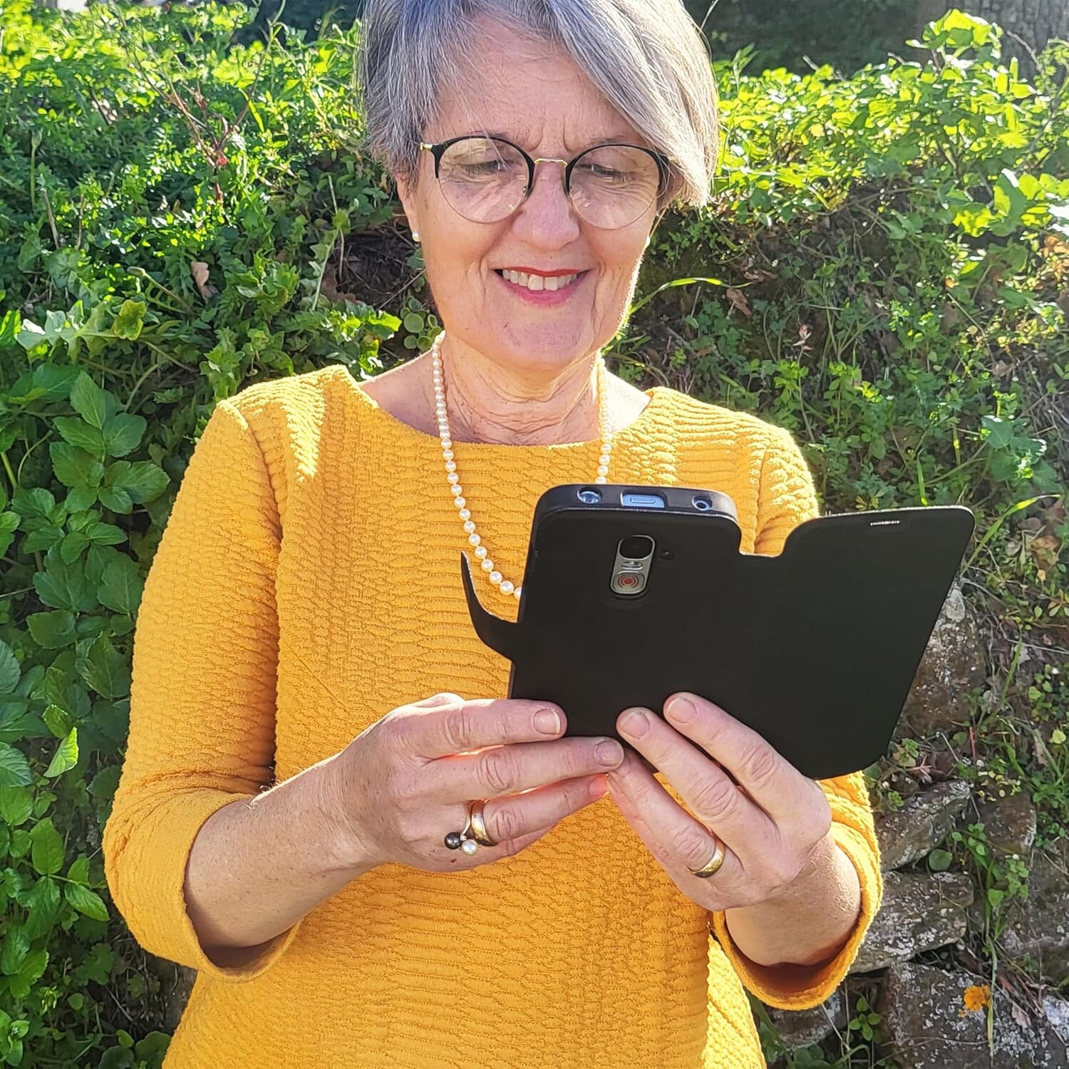 swissvoice smartphone with credit card wallet