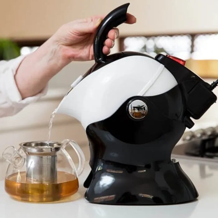 uccello ergonomic easy pour kettle and tipper black and white in use